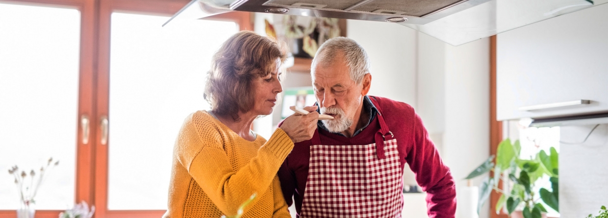 Senior stel in de keuken