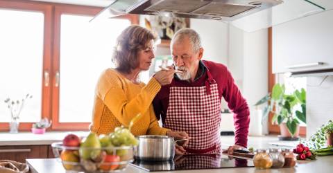 Senior stel in de keuken